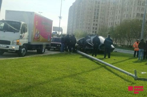 Bakıda avtomobil elektrik dirəyinə çırpılıb - FOTO
