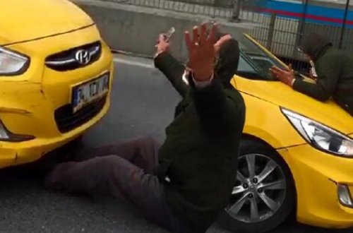 2 il əvvəl evdən qaçan gəlini ilə qarşılaşan kişi taksinin qarşısında uzanaraq getməsinə maneə oldu- FOTO