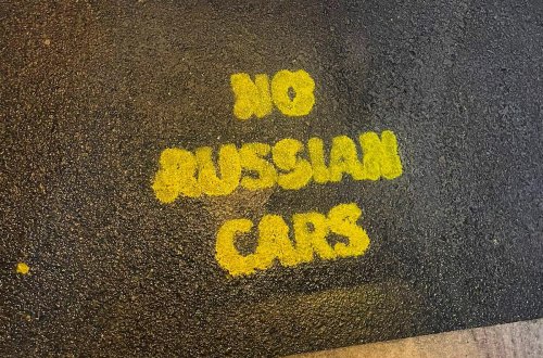 Tbilisi küçələrində Rusiya nömrəli avtomobillərə qarşı yazılar yazılıb