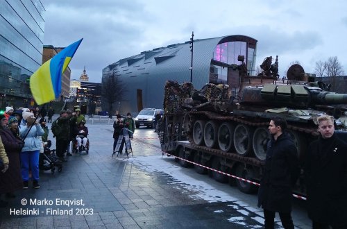 Məhv edilmiş Rusiya tankı Finland Parlamentinin önündə sərgilənir