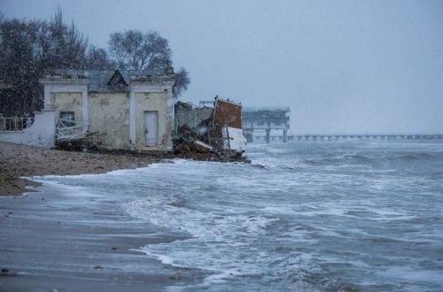 Qara dənizdə baş verən şiddətli fırtına yarım milyona yaxın insanı işıqsız qoyub
