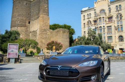 Tesla iki milyondan çox avtomobili geri çağırıb