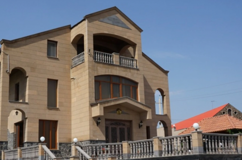Səfirliyin binasına pomidor, yumurta və kartof atıblar