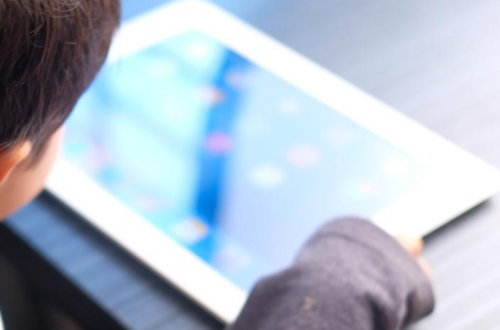 Ailələrə internet asılılığı xəbərdarlığı: Yaş azaldıqca risk artır